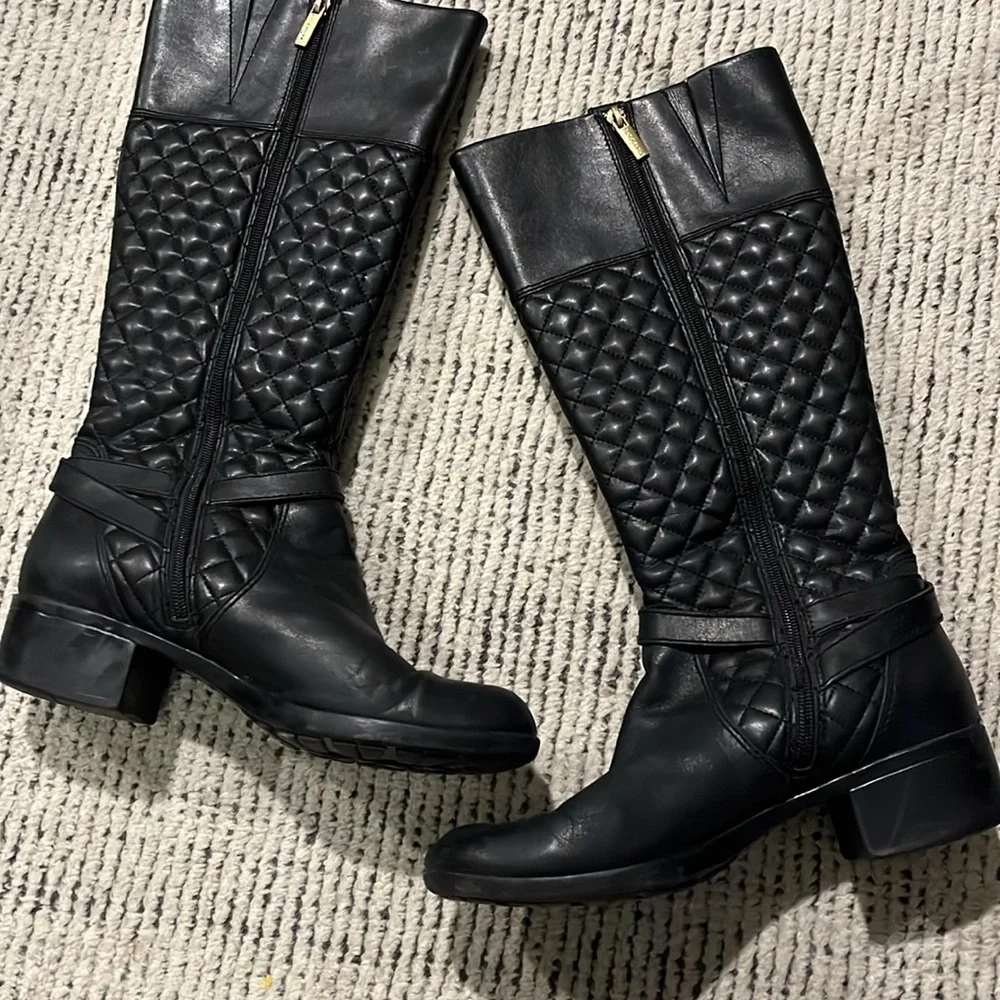 Adrienne Vittadini quilted boots size 8.5 in black